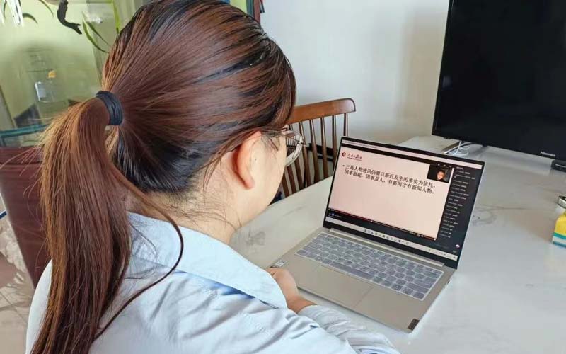 5.我院学生观看讲座.jpg