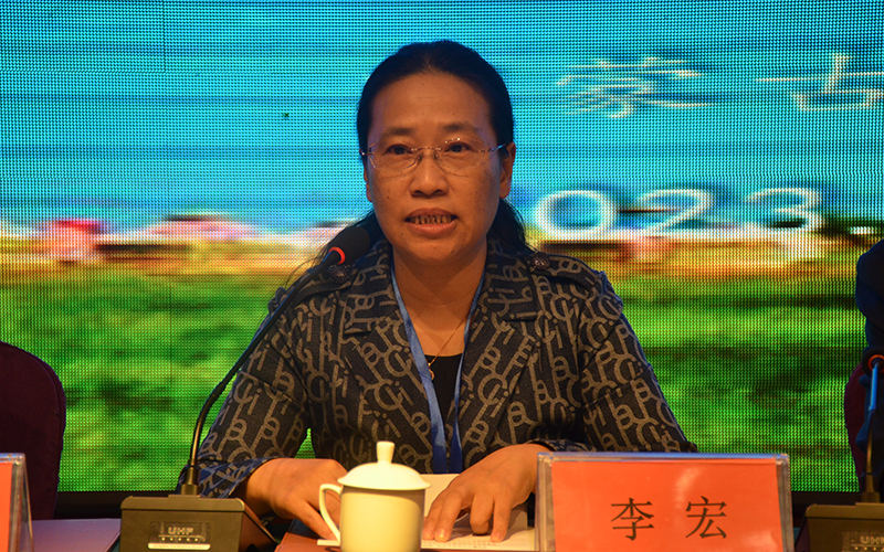 3.学会秘书长李宏主持会议.JPG