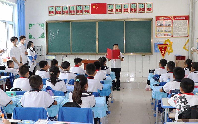 小学生代表诵读《党旗颂》.jpg