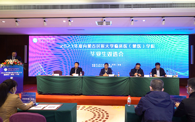 1.毕业生双选会现场.jpg