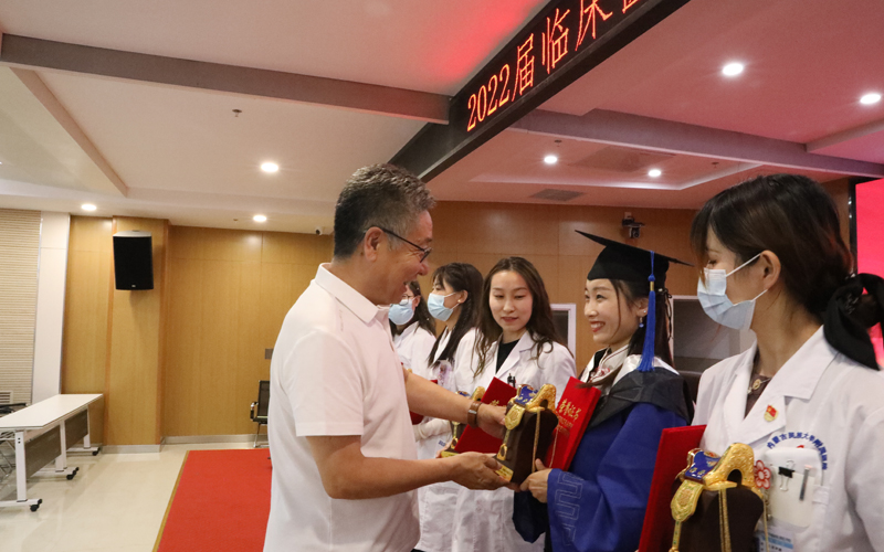 5，为优秀毕业生颁发荣誉证书、赠送纪念品.JPG