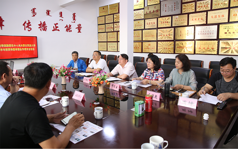 6 座谈会现场.png