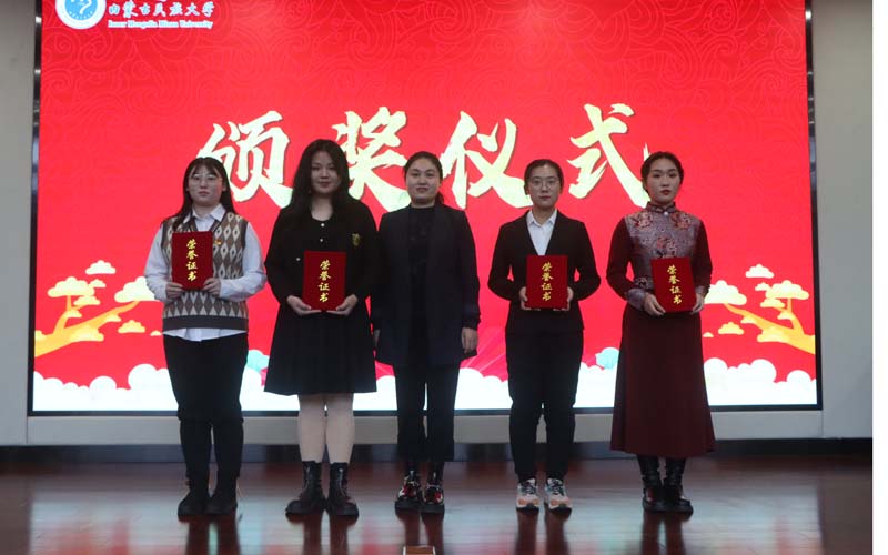 张琪老师为获得比赛优秀奖的选手颁奖.JPG 张琪老师为获得比赛优秀奖的选手颁奖.JPG