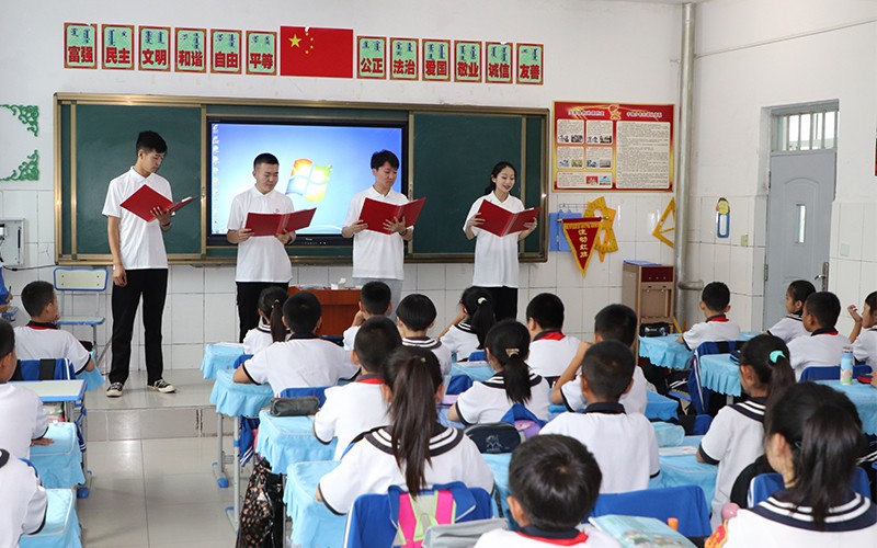 实践团成员为同学们表演诗朗诵《党旗颂》.jpg