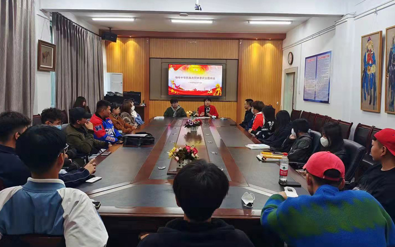 党总支书记参加21级视觉传达设计专业班会.jpg 党总支书记参加21级视觉传达设计专业班会.jpg