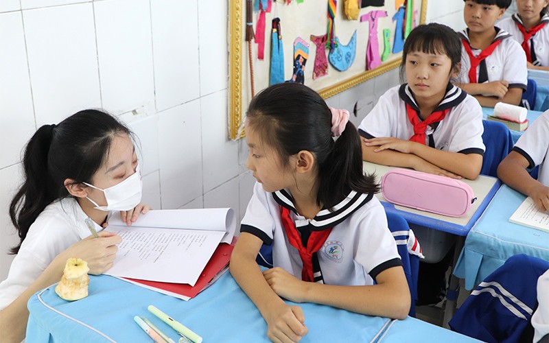 与学生交流普通话 (2).jpg