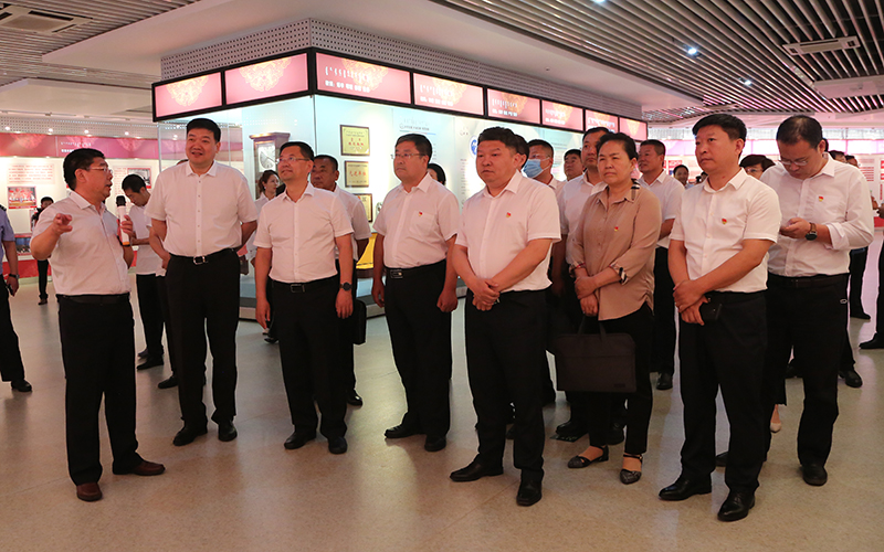 参观校史展.jpg 参观校史展.jpg