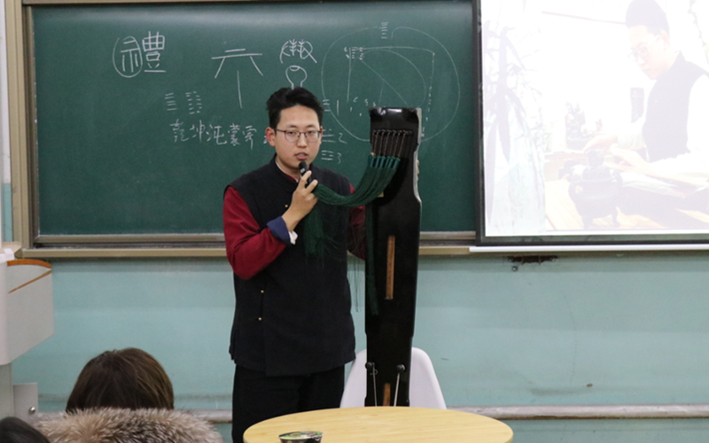 2嘉宾讲解古琴构造.jpg 2嘉宾讲解古琴构造.jpg