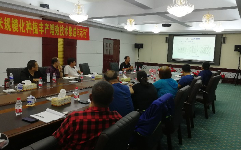 团队技术骨干张瑞富教授汇报试验进展情况.jpg 团队技术骨干张瑞富教授汇报试验进展情况.jpg
