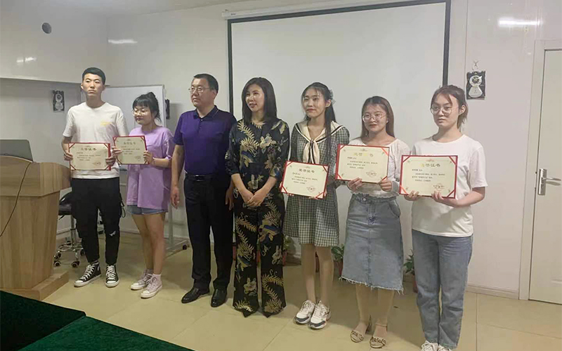为优秀实习生颁发荣誉证书4.jpg