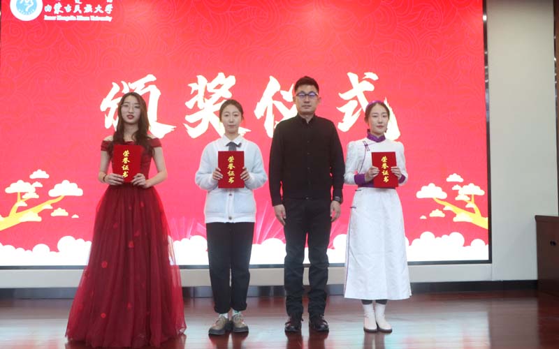 王强老师为比赛获得三等奖的选手颁奖.JPG 王强老师为比赛获得三等奖的选手颁奖.JPG