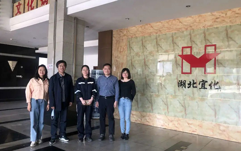 与内蒙古宜化化工有限公司负责人合影.jpg 与内蒙古宜化化工有限公司负责人合影.jpg
