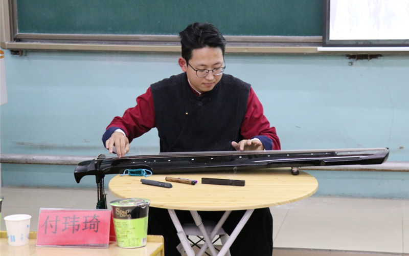 3嘉宾表演古琴演奏.jpg 3嘉宾表演古琴演奏.jpg