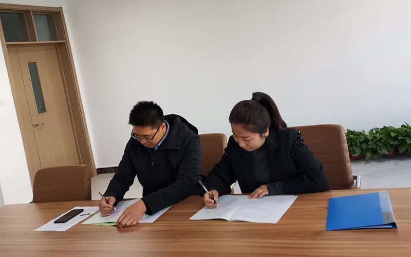 图1 姜永志副院长与杨敏校长签署实践教学合作协议.jpg 图1 姜永志副院长与杨敏校长签署实践教学合作协议.jpg