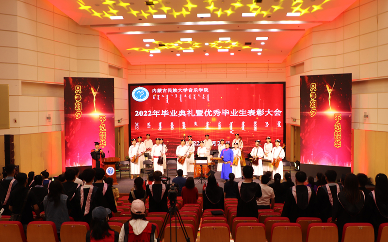 25毕业典礼在全体师生齐唱欧宝体育网址登陆入口
校歌《走向辉煌》中落下帷幕.JPG