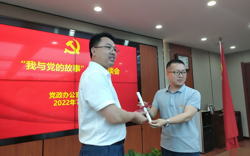 4.为党员发放政治生日贺卡.jpg