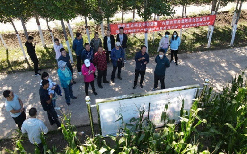 团队技术骨干张瑞富教授向与会人员介绍试验情况.jpg 团队技术骨干张瑞富教授向与会人员介绍试验情况.jpg