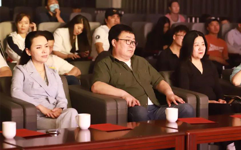 音乐欧宝娱乐官网入口
党总支书记曹佈仁、副院长赵伟晶、科尔沁区乌兰牧骑(戏曲剧团)书记、团长付曙华等领导观看演出。.jpg