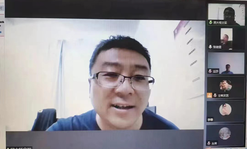 杨文军老师主持招聘会.jpg