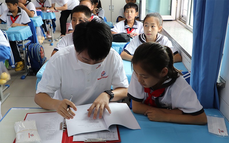 与学生交流普通话.jpg
