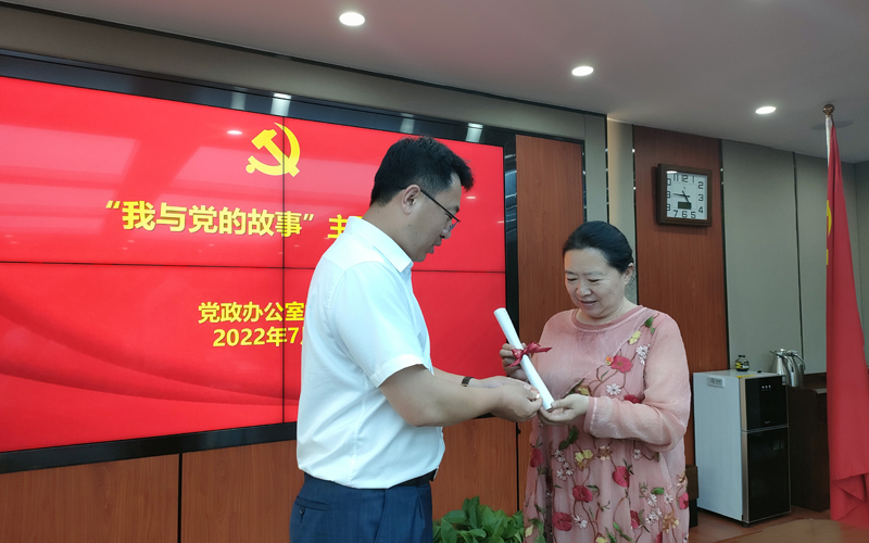 3.为党员发放政治生日贺卡.jpg
