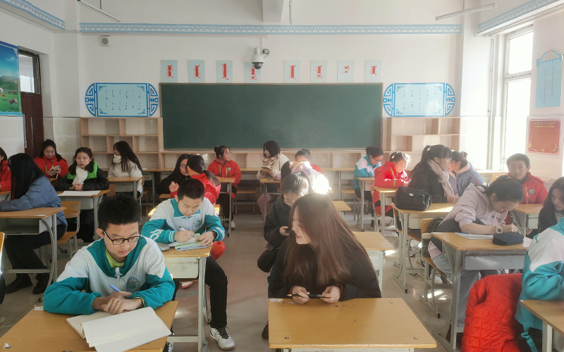 义教老师与受助学生沟通.jpg 义教老师与受助学生沟通.jpg