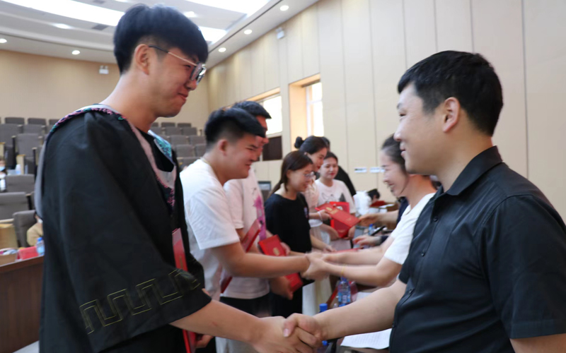 为毕业生颁奖.jpg 为毕业生颁奖.jpg