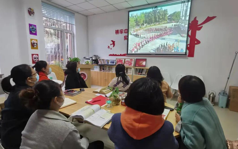 观影现场 (2).jpg 观影现场 (2).jpg