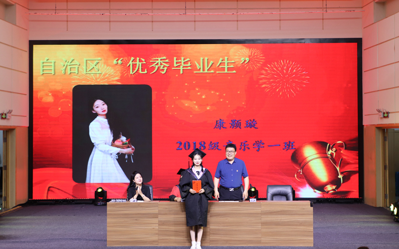 9为获得自治区“优秀毕业生”荣誉称号的康颢璇同学颁发荣誉证书.JPG