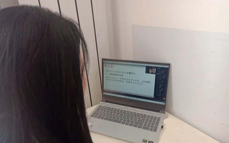 2.我院学生观看讲座.jpg