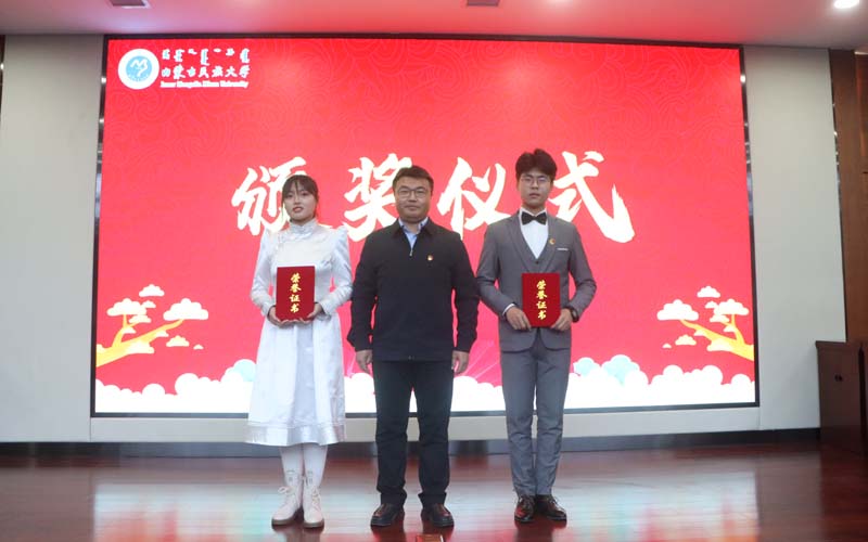 斯钦毕力格老师为获得比赛二等奖的选手颁奖.JPG 斯钦毕力格老师为获得比赛二等奖的选手颁奖.JPG