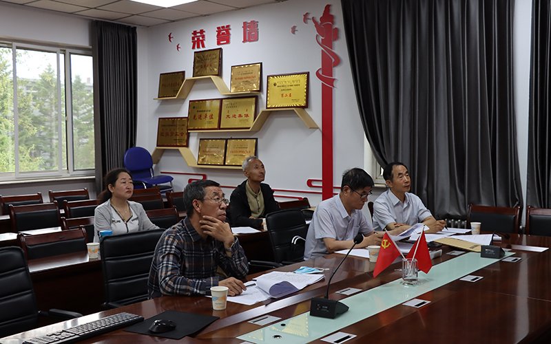评委在现场评审.jpg 评委在现场评审.jpg