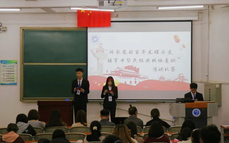 演讲现场.jpg 演讲现场.jpg