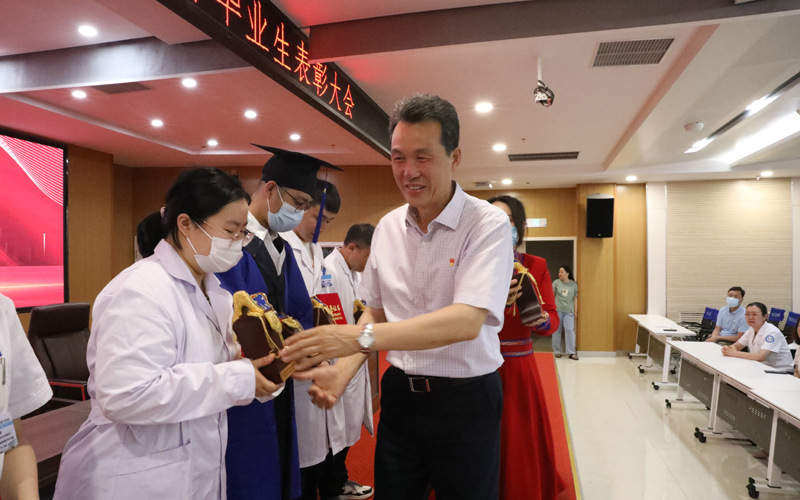 6.为优秀毕业生颁发荣誉证书、赠送纪念品.JPG