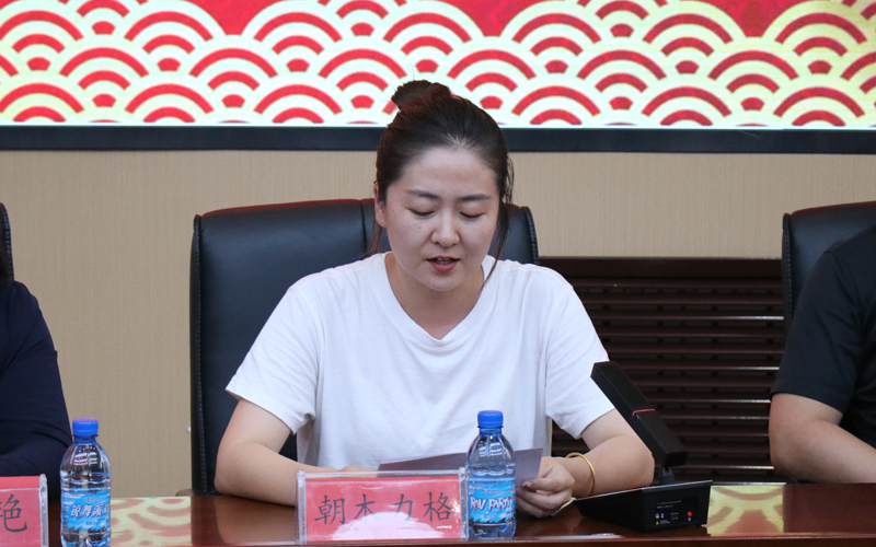 教师代表 朝木力格发言.jpg 教师代表 朝木力格发言.jpg