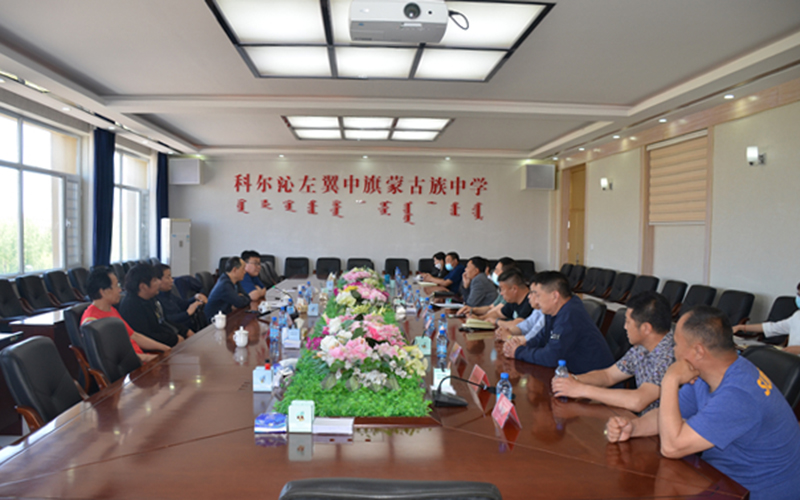 在通辽市科尔沁左翼中旗蒙古族中学座谈.jpg