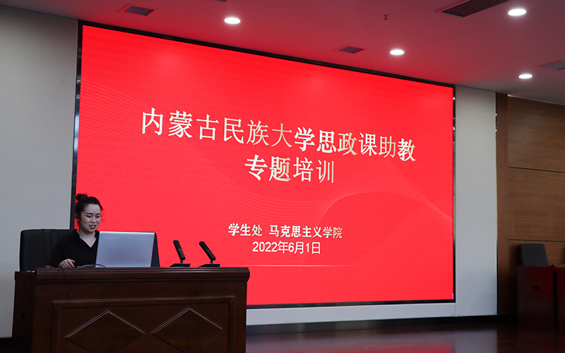 代宏丽进行讲解.JPG