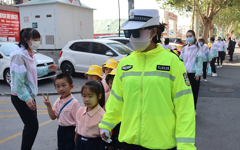 3.交警等部门为幼儿参与活动保驾护航.jpg
