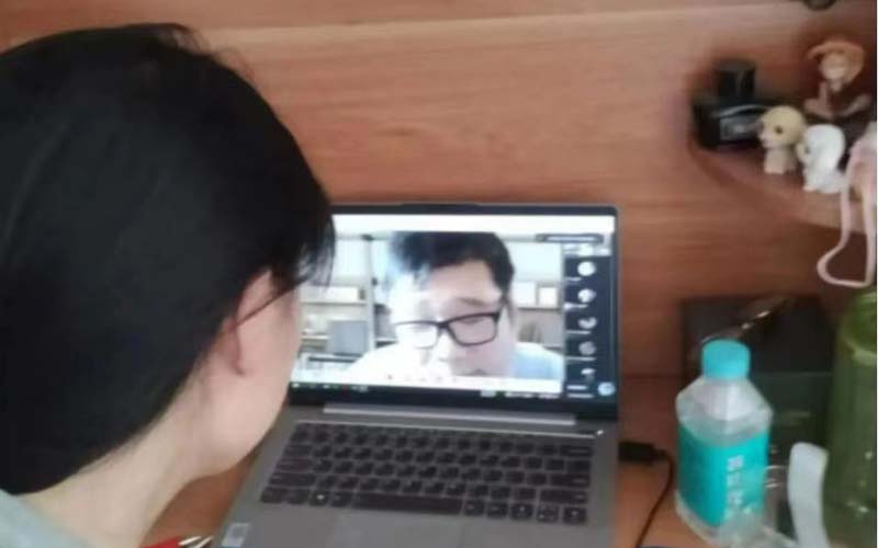 3.我院学生观看讲座.jpg