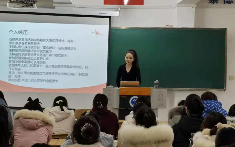 2 鄂玲平同学宣讲.jpg 2 鄂玲平同学宣讲.jpg