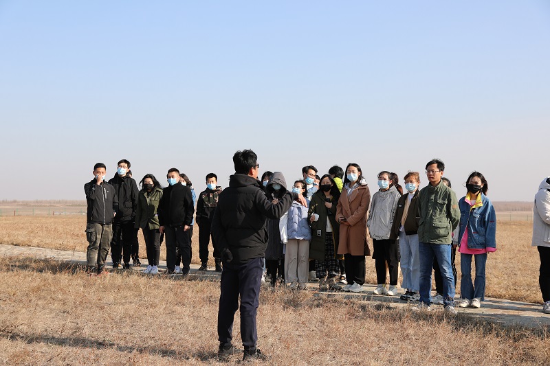 1李鹏老师指导野外考古实践.jpg