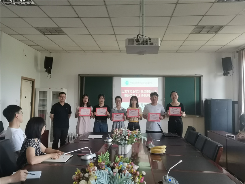张宪功老师为课件制作组获奖学生颁发优秀奖 (2).jpg