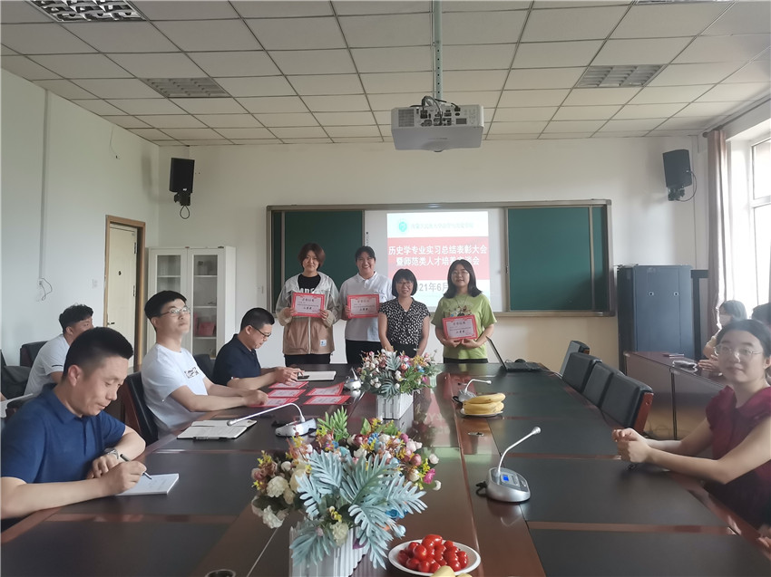 唐孝辉副院长为模拟授课组获奖学生颁发二等奖.jpg