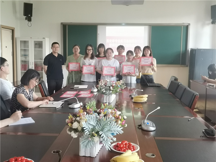 张宪功老师为模拟授课组获奖学生颁发优秀奖.jpg