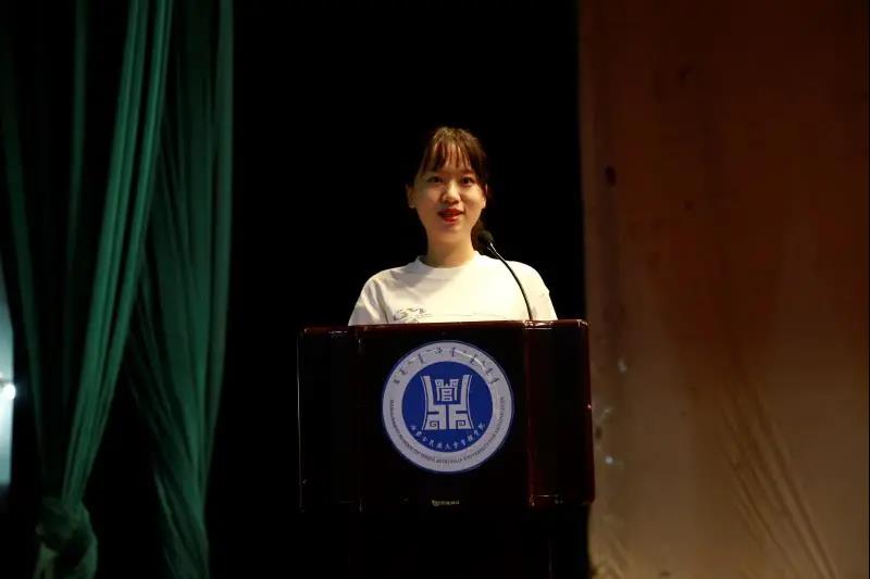 2020级新生代表航空服务艺术与管理2班张洋同学发言.jpg