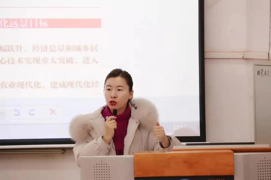 （团总支书记玉文主持）.jpg