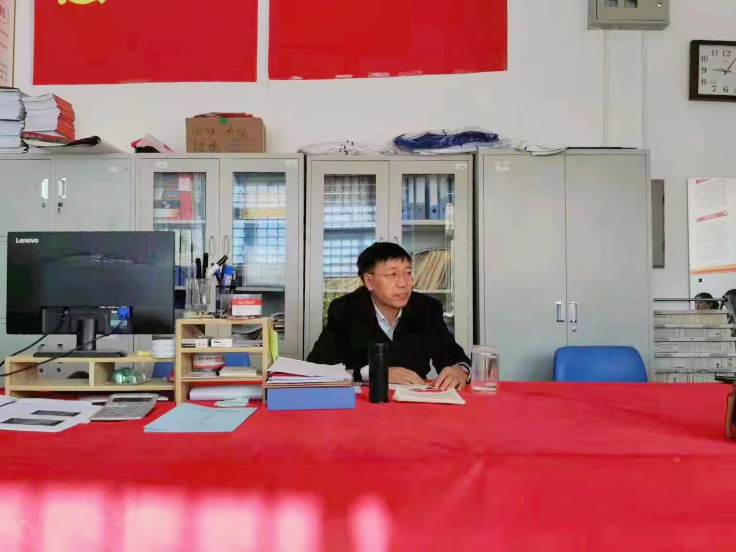 党委书记连儒来主持会议.jpg