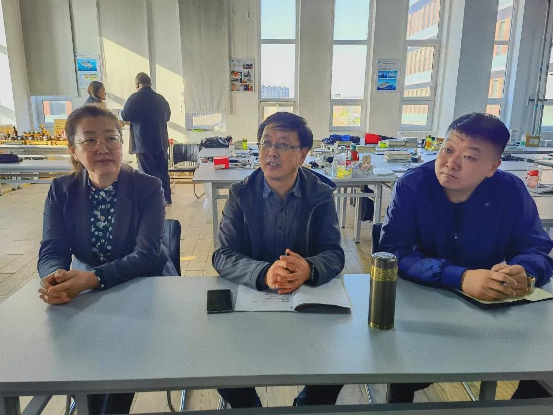 与学生座谈.jpg