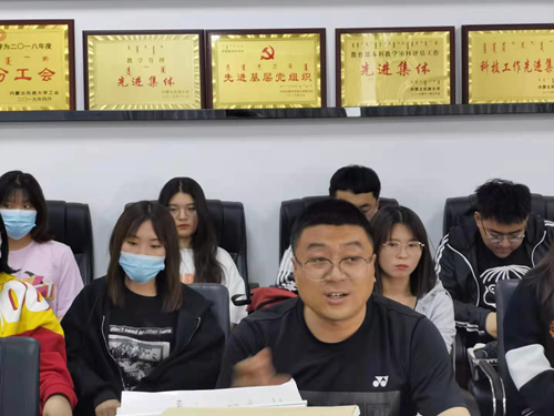杨文军老师讲话_副本.jpg