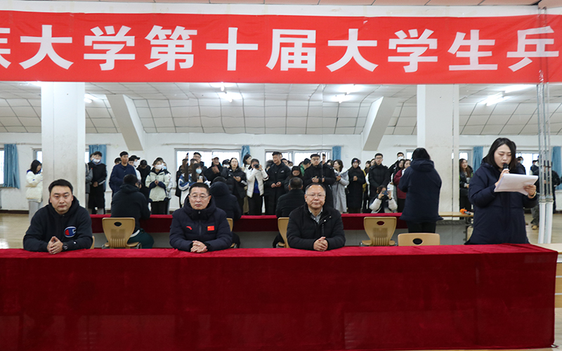 裁判长史策宣布比赛成绩.jpg